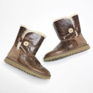 UGG Bailey button cracked bomber leather size 7